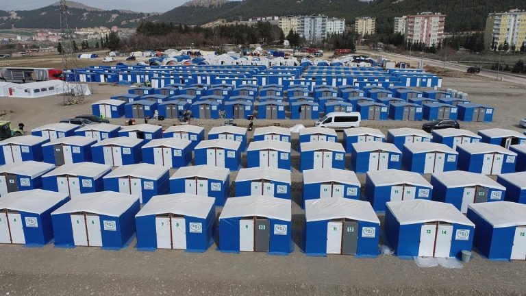 DSİ ATÖLYELERİNDE İMAL EDİLEN BARINMA ÇADIRLARI DEPREM BÖLGELERİNE GÖNDERİLİYOR