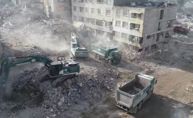 DEVLET SU İŞLERİ GENEL MÜDÜRLÜĞÜ HATAY’DA ENKAZ KALDIRMA ÇALIŞMALARINI SÜRDÜRÜYOR