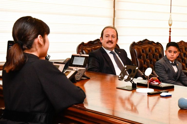 VALİ ALİ HAMZA PEHLİVAN, 23 NİSAN ULUSAL EGEMENLİK VE ÇOCUK BAYRAMI KAPSAMINDA ZİYARETİNE GELEN ÖĞRENCİLERİ AĞIRLADI
