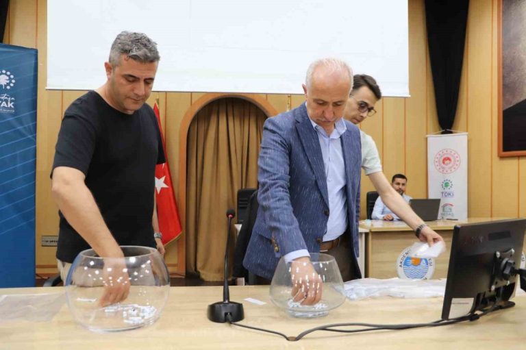 MERSİN’DE TOKİ’NİN 67 KONUT İLE 11 TİCARETHANE KURASI ÇEKİLDİ