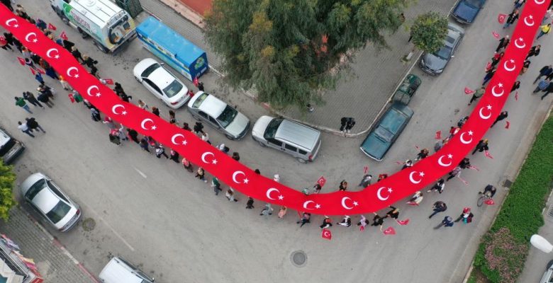 KADINLAR ŞEHİTLER İÇİN BAYRAKLARLA YÜRÜDÜ 10 BİN KİŞİ İFTARDA BULUŞTU