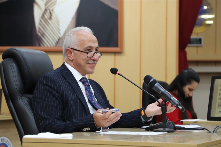 MUHALEFETİN ENGELİNE RAĞMEN BORÇLANMA YETKİSİ AKDENİZ BELEDİYE MECLİSİ’NDE KABUL EDİLDİ