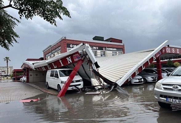 ADANA’DA SAĞANAK VE DOLU ETKİLİ OLDU: YOLLAR GÖLE DÖNDÜ