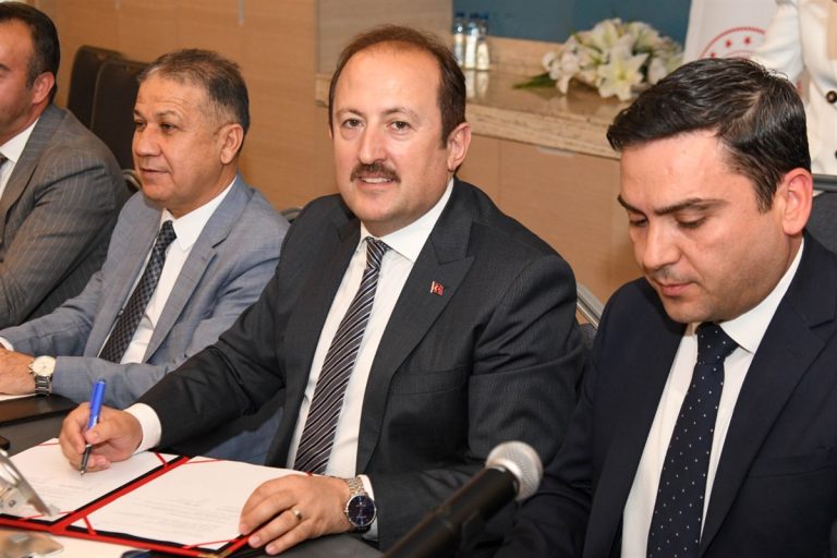VALİ ALİ HAMZA PEHLİVAN BAŞKANLIĞINDA, ÇUKUROVA KALKINMA AJANSI’NIN MERSİN’DE 19 PROJEYE VERECEĞİ 21 MİLYON TL DESTEK İÇİN İMZA TÖRENİ DÜZENLENDİ
