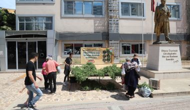 MEZİTLİ BELEDİYESİ, APARTMAN BAHÇELERİNDE ÜRETİM YAPMAK İSTEYENLERE DOMATES VE BİBER FİDESİ DAĞITTI