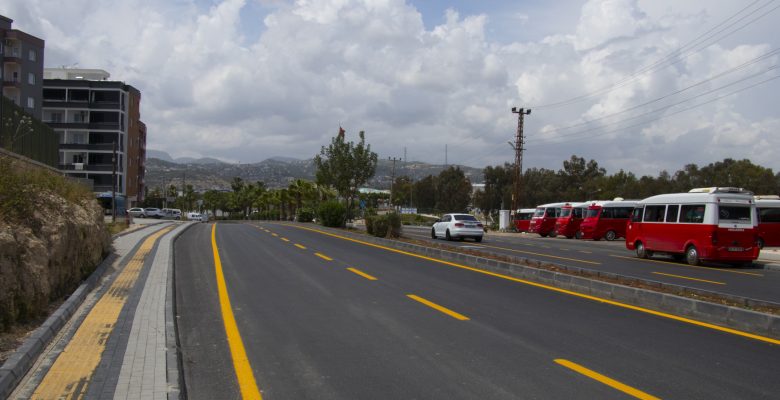 BÜYÜKŞEHİR, GÖZNE CADDESİ’NDEKİ 3 KİLOMETRELİK YOLU YENİLEDİ