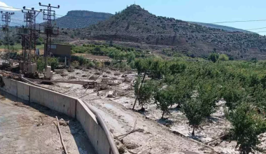 MUT İLÇESİNDE YAĞIŞLARDAN ETKİLENEN ALANLARDA HASAR TESPİTİ ÇALIŞMALARI YAPILDI