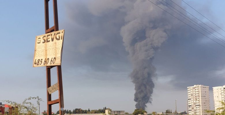 ADANA’DA GERİ DÖNÜŞÜM TESİSİNDE ÇIKAN YANGIN YANDAKİ FABRİKAYADA SIÇRADI