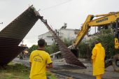 TARSUS BELEDİYESİ YOĞUN YAĞIŞ SONRASI OLUŞAN TAHRİBATA ANINDA MÜDAHALE ETTİ