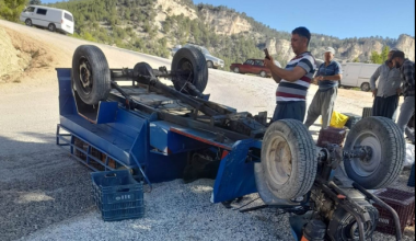 MERSİN’DE TARIM ARACI DEVRİLDİ: 3 KİŞİ YARALANDI