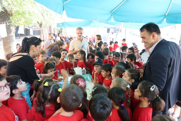 SİLİFKE BELEDİYE BAŞKANI SADIK ALTUNOK ÇOCUKLARI SANATLA BULUŞTURDU
