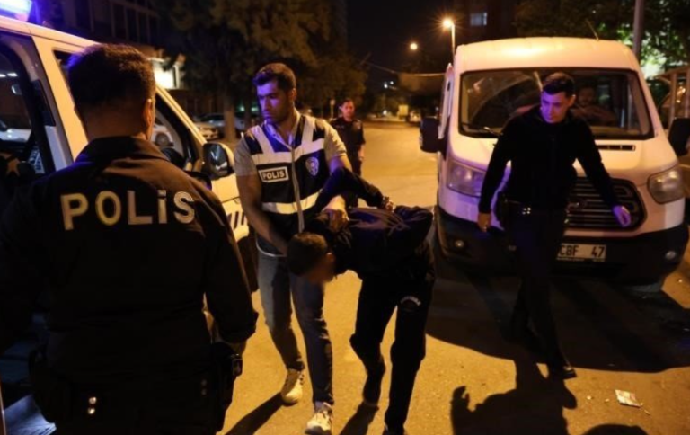 ADANA’DA POLİSİ EZİP KAÇMAK İSTEYEN 2 KİŞİ TUTUKLANDI