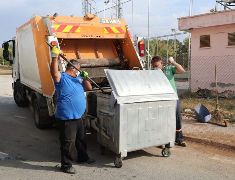 TOROSLAR’DA ÇÖP KONTEYNERLERİ DEZENFEKTE EDİLİYOR