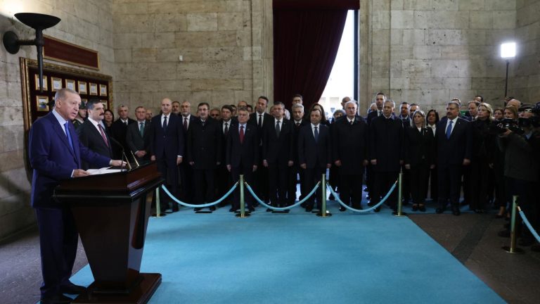 CUMHURBAŞKANI ERDOĞAN ANITKABİR ÖZEL DEFTERİNİ İMZALADI