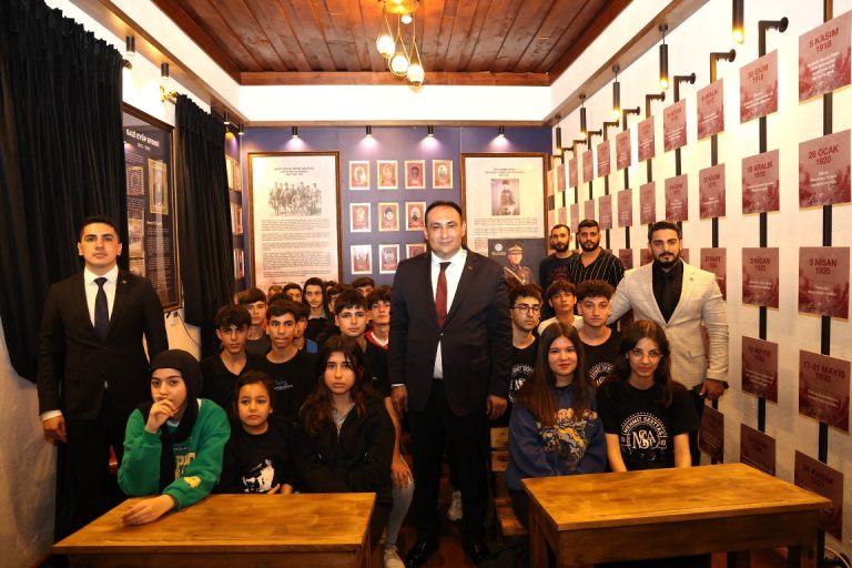 BAŞKAN YILMAZ, GENÇLERE ATATÜRK’Ü VE MERSİN’İ ANLATTI