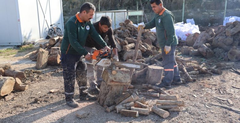 TOROSLAR’DA BUDANAN AĞAÇ DALLARI, İHTİYAÇ SAHİPLERİNE YAKACAK OLARAK DAĞITILIYOR