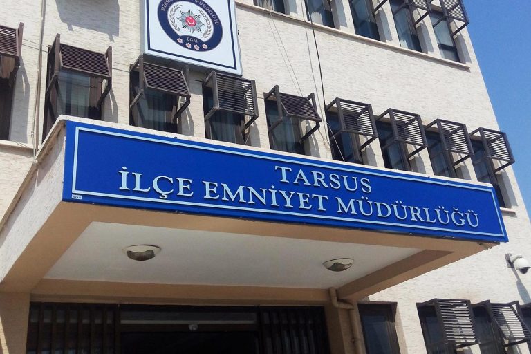 MERSİN EMNİYETİ PKK TERÖR ÖRGÜTÜ ÜYELİĞİNDEN  ARANAN ŞAHSI YAKALADI