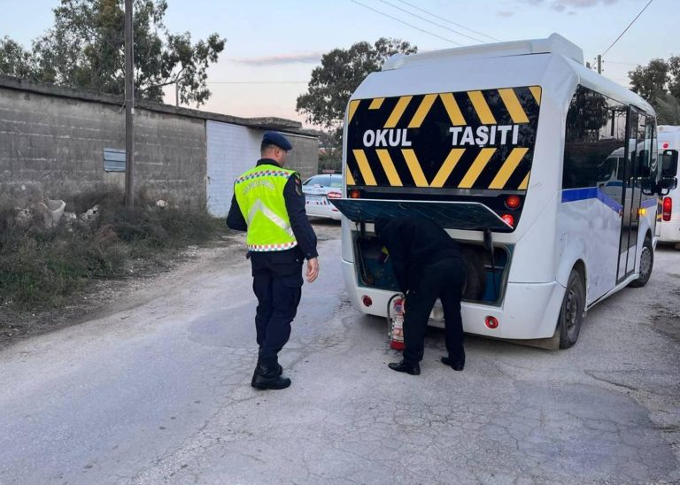 JANDARMA OKUL SERVİS ARAÇLARINI DENETLEDİ
