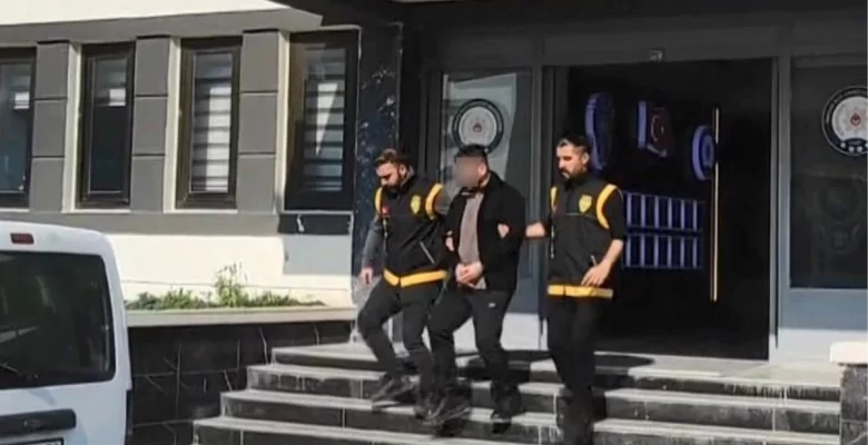 TARSUS İLÇE EMNİYET MÜDÜRLÜĞÜ ARANAN ŞAHSI  YAKALADI