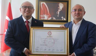 MAZBATAYI ALAN BELEDİYE BAŞKANINI GÖREN ŞAŞKINA DÖNDÜ: BİR TANE DOĞAL DUBLÖRÜM VAR