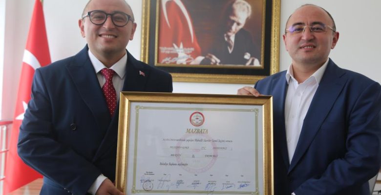 MAZBATAYI ALAN BELEDİYE BAŞKANINI GÖREN ŞAŞKINA DÖNDÜ: BİR TANE DOĞAL DUBLÖRÜM VAR