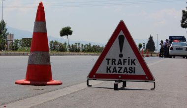 MERSİN’DE MOTOSİKLET KALDIRIMA ÇARPTI: 1 ÖLÜ 1 YARALI