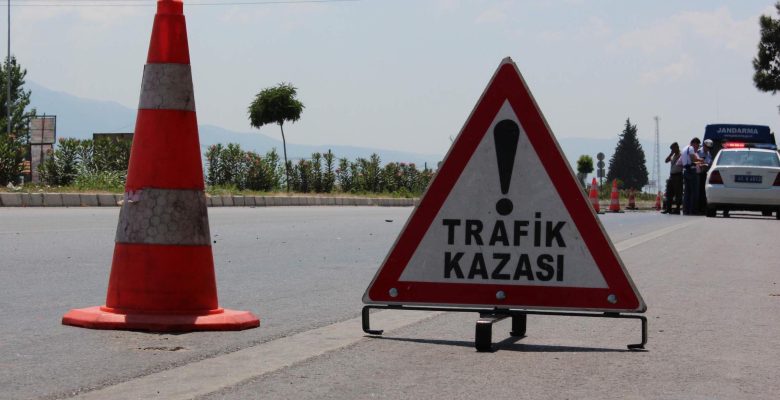MERSİN’DE MOTOSİKLET KALDIRIMA ÇARPTI: 1 ÖLÜ 1 YARALI
