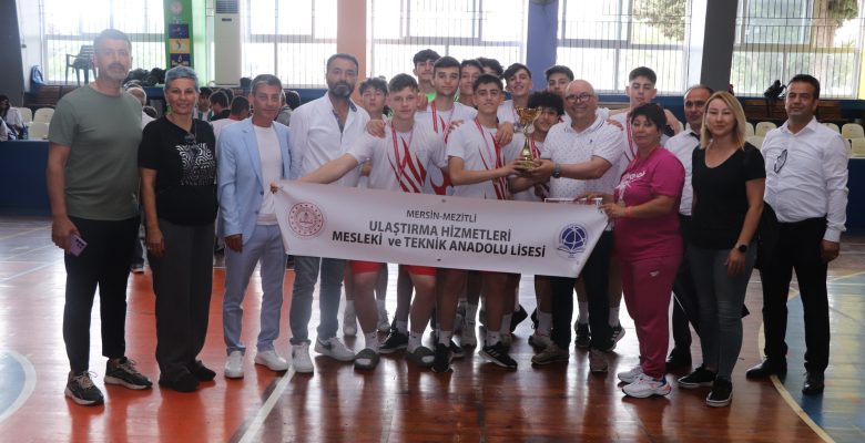 FUTSAL TURNUVASI FİNALİ VE ÖDÜL TÖRENİ DUMLUPINAR ANADOLU İMAM HATİP LİSESİ KAPALI SPOR SALONUNDA GERÇEKLEŞTİRİLDİ