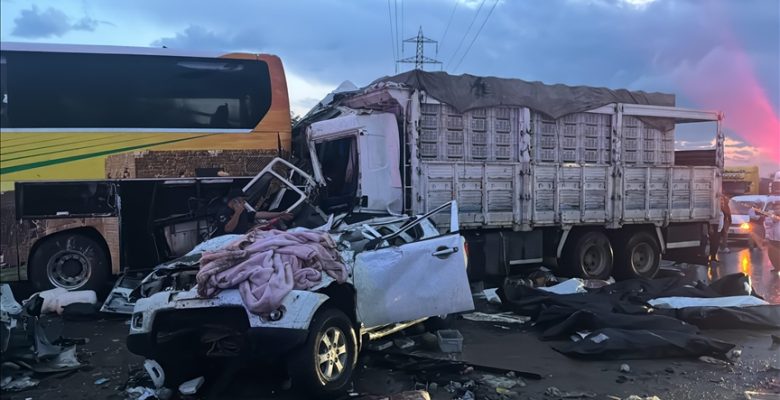 MERSİN’DEKİ ZİNCİRLEME TRAFİK KAZASINDA ÖLÜ SAYISI 12’YE YÜKSELDİ