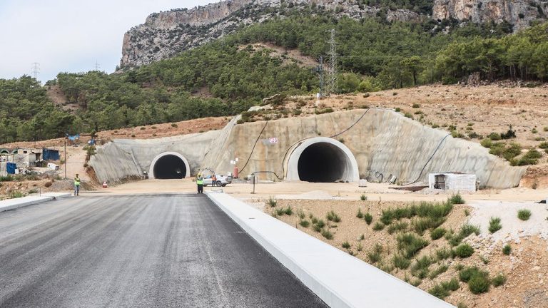 AKDENİZ SAHİL YOLU PROJESİNDE 2003 KİLOMETRELİK YOL TAMAMLANDI