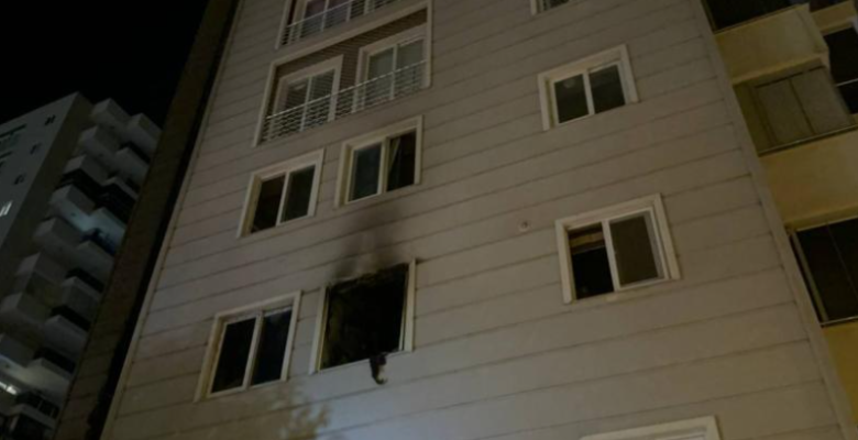 MERSİN İTFAİYESİ YANGINA MÜDAHALEYE GELDİ, KENDİLERİ DE DUMANDAN ETKİLENDİ