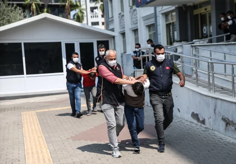 MERSİN’DE TERÖR ÖRGÜTÜ ELEBAŞI LEHİNE SLOGAN ATAN 10 ŞÜPHELİ TUTUKLANDI