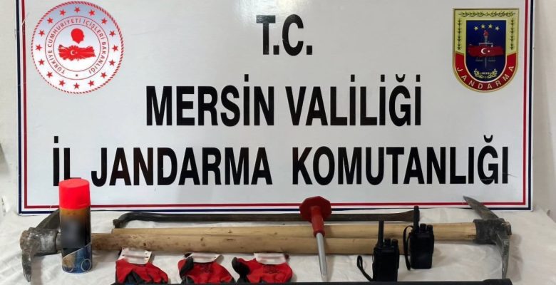 DEFİNE ARAYAN ŞAHISLAR JANDARMAYA YAKALANDI