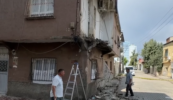 ADANA’DA FIRTINA ETKİLİ OLDU: BİR EVİN DAMI VE BALKONU KISMEN YIKILDI