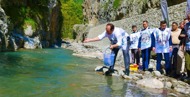 VALİ ALİ HAMZA PEHLİVAN, “BAHÇE ALABALIK ÜRETME VE YETİŞTİRME İSTASYONU”NU ZİYARET ETTİ