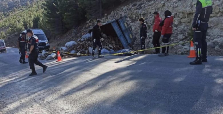 MUT’TA TRAKTÖR DEVRİLDİ: 1 KİŞİ HAYATINI KAYBETTİ 1 KİŞİ YARALANDI