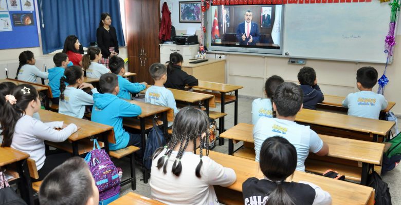 MERSİN’DE CUMHURİYET HAFTASININ İLK DERSİ, “DERSİMİZ CUMHURİYETE DOĞRU” FİLMİYLE BAŞLADI