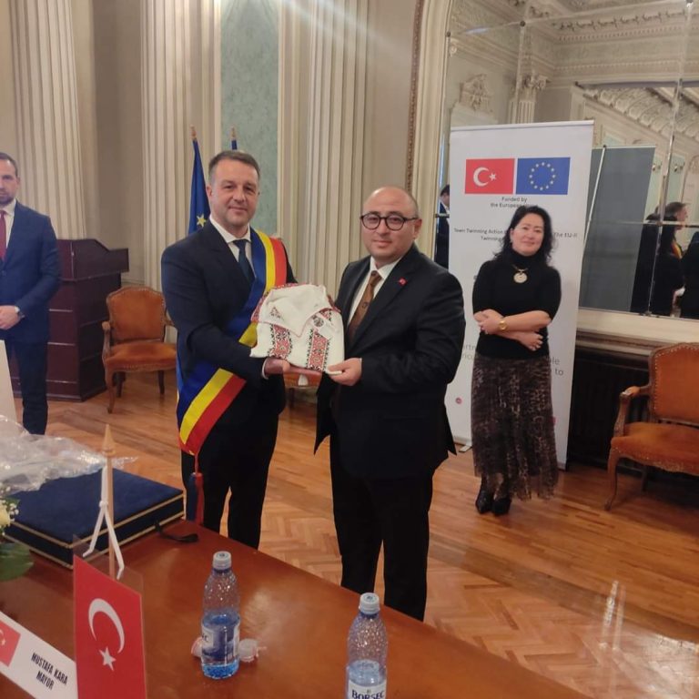 BAŞKAN KARA, ERDEMLİ’Yİ ROMANYA’DA TEMSİL EDİYOR 