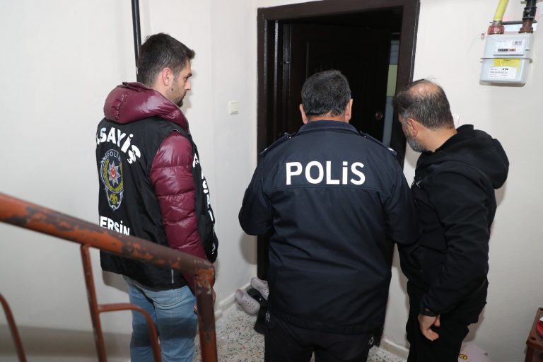 MERSİN’DE HIRSIZLIK SUÇUNDAN 27 FİRARİ YAKALANDI