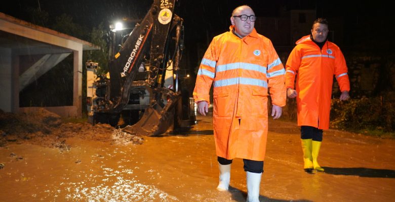 ERDEMLİ BELEDİYE BAŞKANI MUSTAFA KARA, YAĞIŞLARA KARŞI SAHADA TEYAKKUZDA