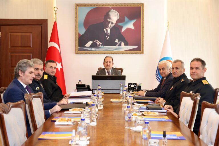 MERSİN VALİSİ ALİ HAMZA PEHLİVAN BAŞKANLIĞINDA, “GÜVENLİK, ASAYİŞ DEĞERLENDİRME TOPLANTISI” GERÇEKLEŞTİRİLDİ