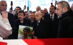 MHP LİDERİ DEVLET BAHÇELİ MERHUM SANATÇI FERDİ TAYFUR’UN CENAZESİNE KATILDI