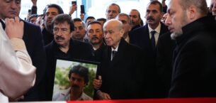 MHP LİDERİ DEVLET BAHÇELİ MERHUM SANATÇI FERDİ TAYFUR’UN CENAZESİNE KATILDI