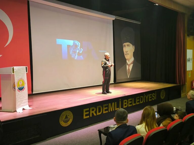 TÜRKİYE’NİN İLK ASTRONOTU ALPER GEZERAVCI ERDEMLİ’DE ÖĞRENCİLERLE BULUŞTU