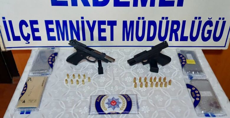 MERSİN’DE ŞANTAJLA PARA İSTEYEN 5 ŞÜPHELİ SUÇÜSTÜ YAKALANDI