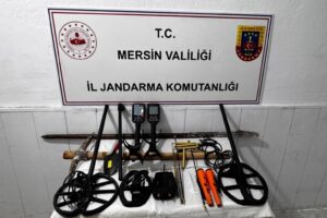 DEFİNE ARAYAN ŞAHISLAR JANDARMAYA YAKALANDI