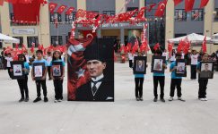 MERSİN VALİSİ ATİLLA TOROS, ŞEHİT JANDARMA UZMAN ÇAVUŞ ASIM TÜRKEL’İ ANMA VE ŞEHİT ASIM TÜRKEL İLKOKULU TEMSİLİ AÇILIŞ PROGRAMINA KATILDI