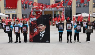 MERSİN VALİSİ ATİLLA TOROS, ŞEHİT JANDARMA UZMAN ÇAVUŞ ASIM TÜRKEL’İ ANMA VE ŞEHİT ASIM TÜRKEL İLKOKULU TEMSİLİ AÇILIŞ PROGRAMINA KATILDI