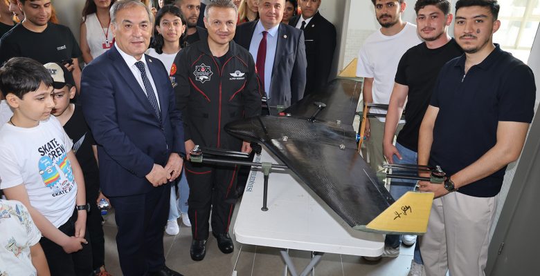 İLK ASTRONOT ALPER GEZERAVCI, ADANA’DA ALPARSLAN TÜRKEŞ ÜNİVERSİTESİNDE ÖĞRENCİLERLE BULUŞTU
