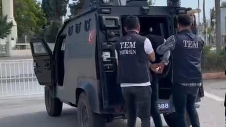 MERSİN’DE 27 YIL 10 AY HAPİS CEZASI BULUNAN HÜKÜMLÜ YAKALANDI